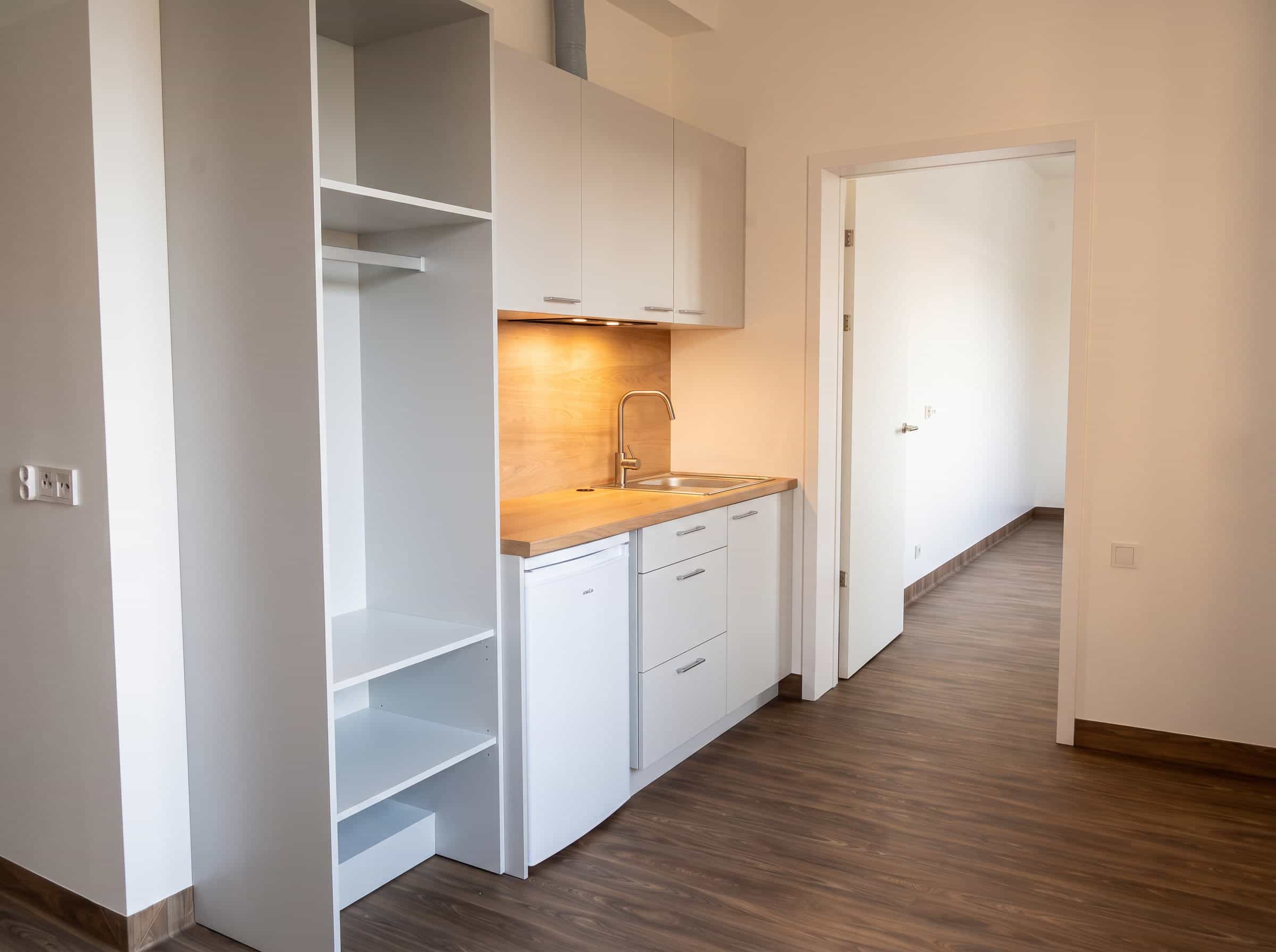 Hotel pracowniczy Karpin - aneks kuchenny i szafa w apartamencie Hotel pracowniczy Karpin - aneks kuchenny i szafa w apartamencie