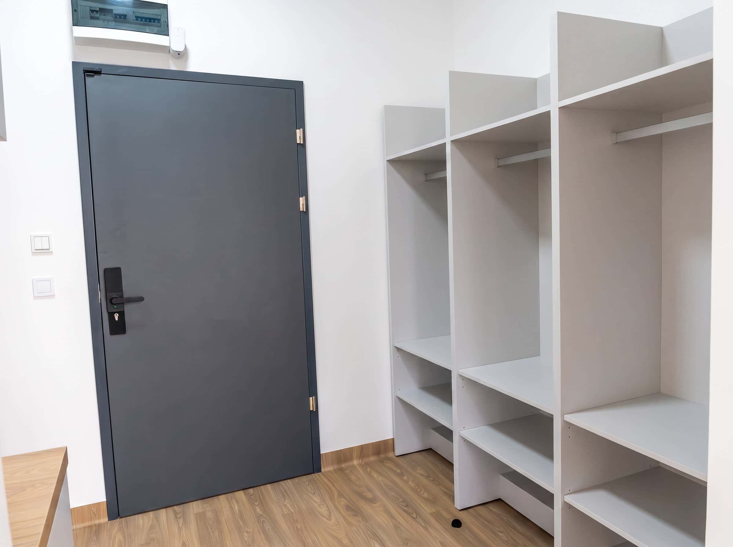 Hotel pracowniczy Karpin - garderoba w apartamencie, drzwi z zamkiem na kod PIN Hotel pracowniczy Karpin - garderoba w apartamencie, drzwi z zamkiem na kod PIN