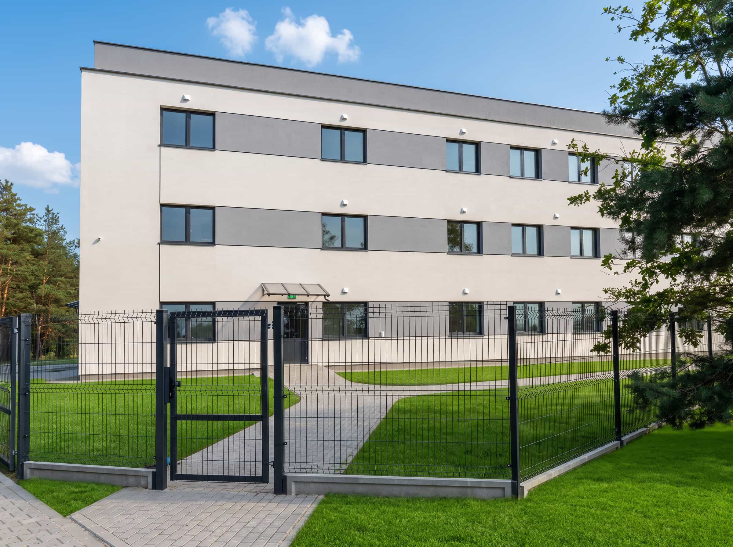 Hotel pracowniczy Karpin - brama wejściowa i ogrodzony teren Hotel pracowniczy Karpin - brama wejściowa i ogrodzony teren