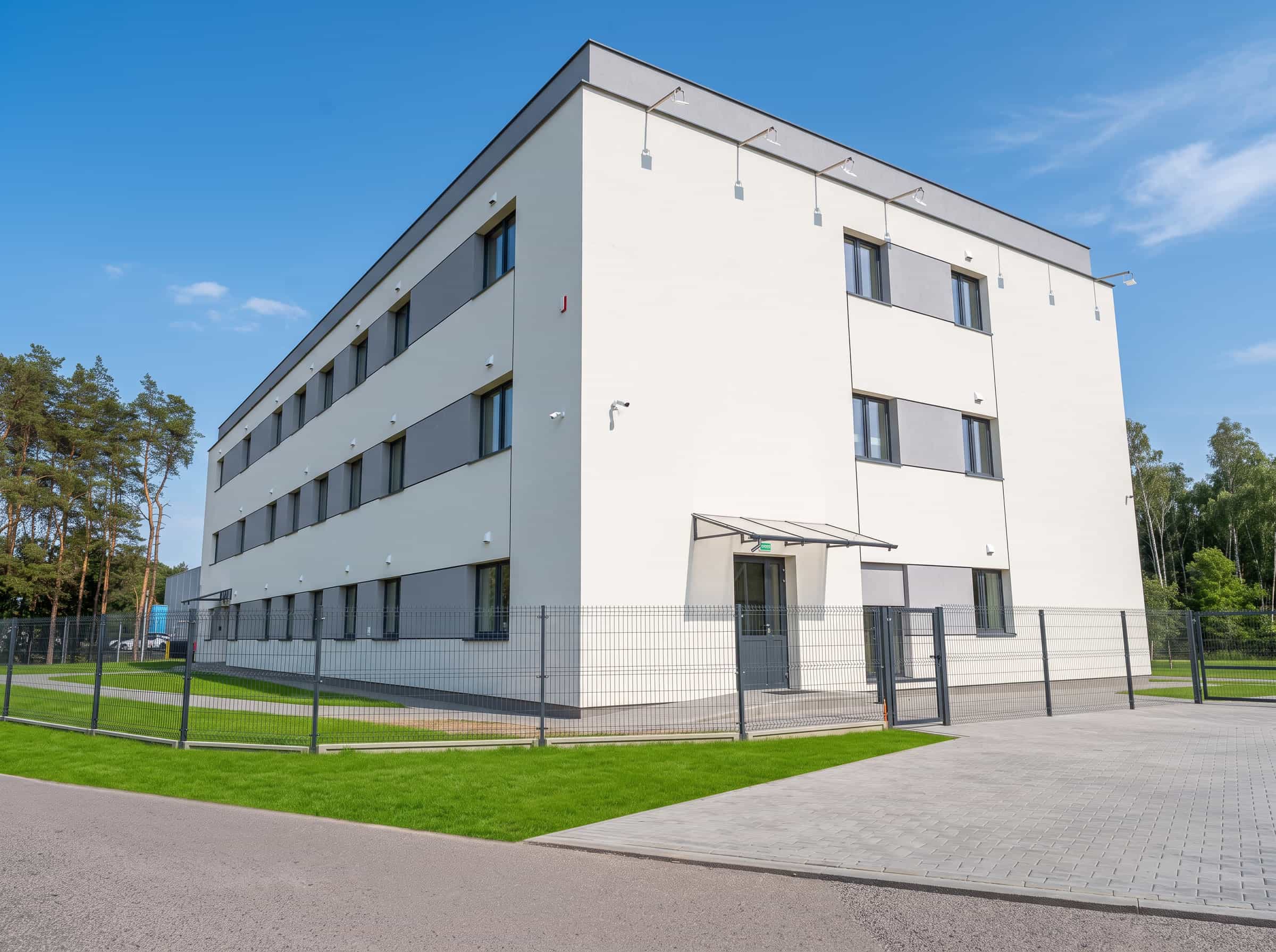 Hotel pracowniczy Karpin - wejście główne do budynku Hotel pracowniczy Karpin - wejście główne do budynku