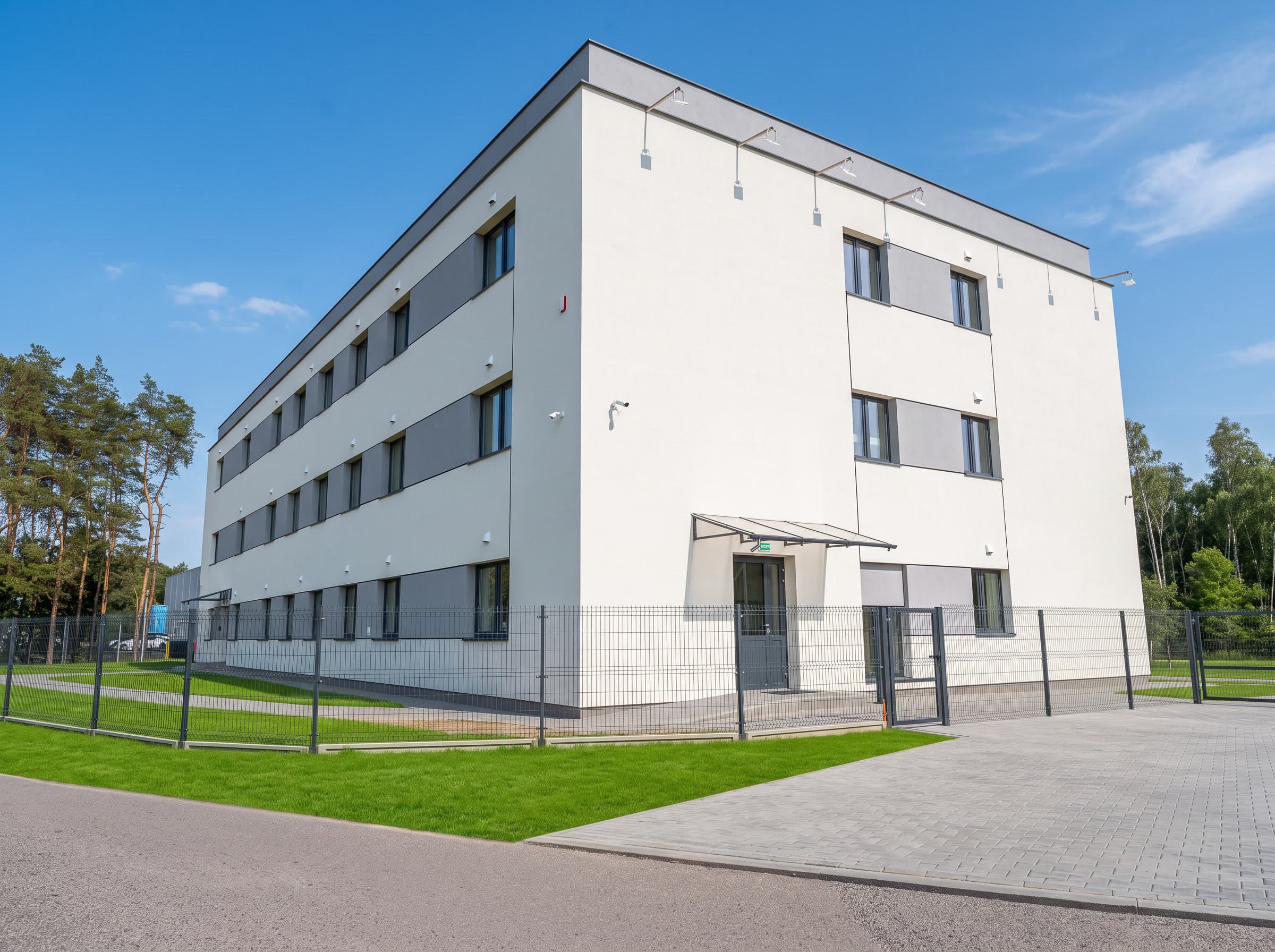 Hotel Pracowniczy Karpin - wejście główne do budynku Hotel pracowniczy Karpin - wejście główne do budynku
