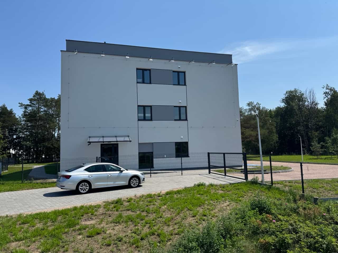 Hotel pracowniczy Karpin - budynek i ogrodzony teren Hotel pracowniczy Karpin - budynek i ogrodzony teren