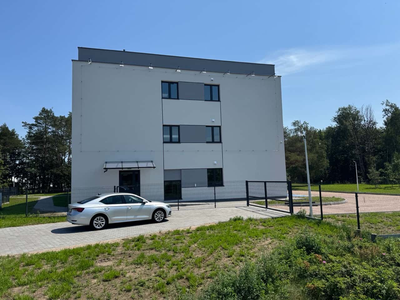 Hotel Pracowniczy Karpin - budynek i ogrodzony teren Hotel pracowniczy Karpin - budynek i ogrodzony teren