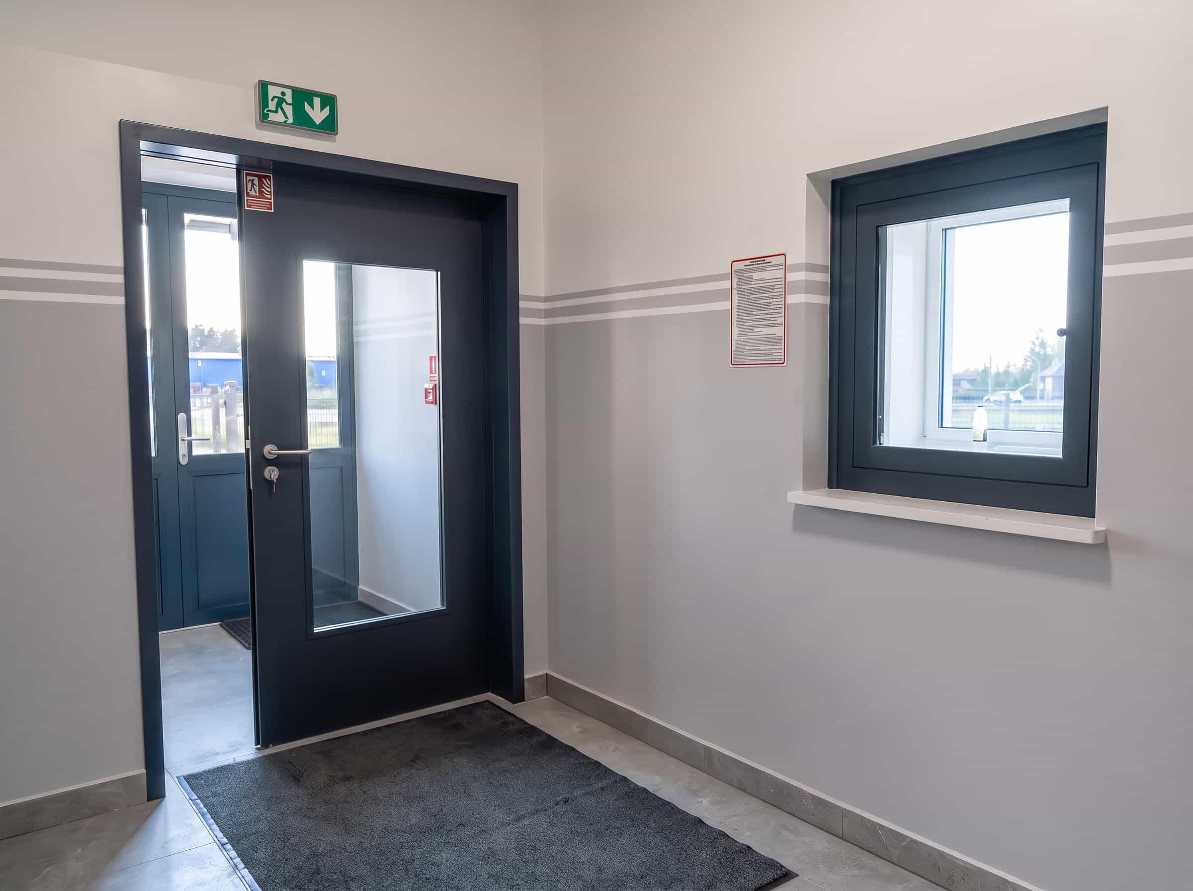 Hotel pracowniczy Karpin - hol wejściowy z okienkiem recepcji Hotel pracowniczy Karpin - hol wejściowy z okienkiem recepcji