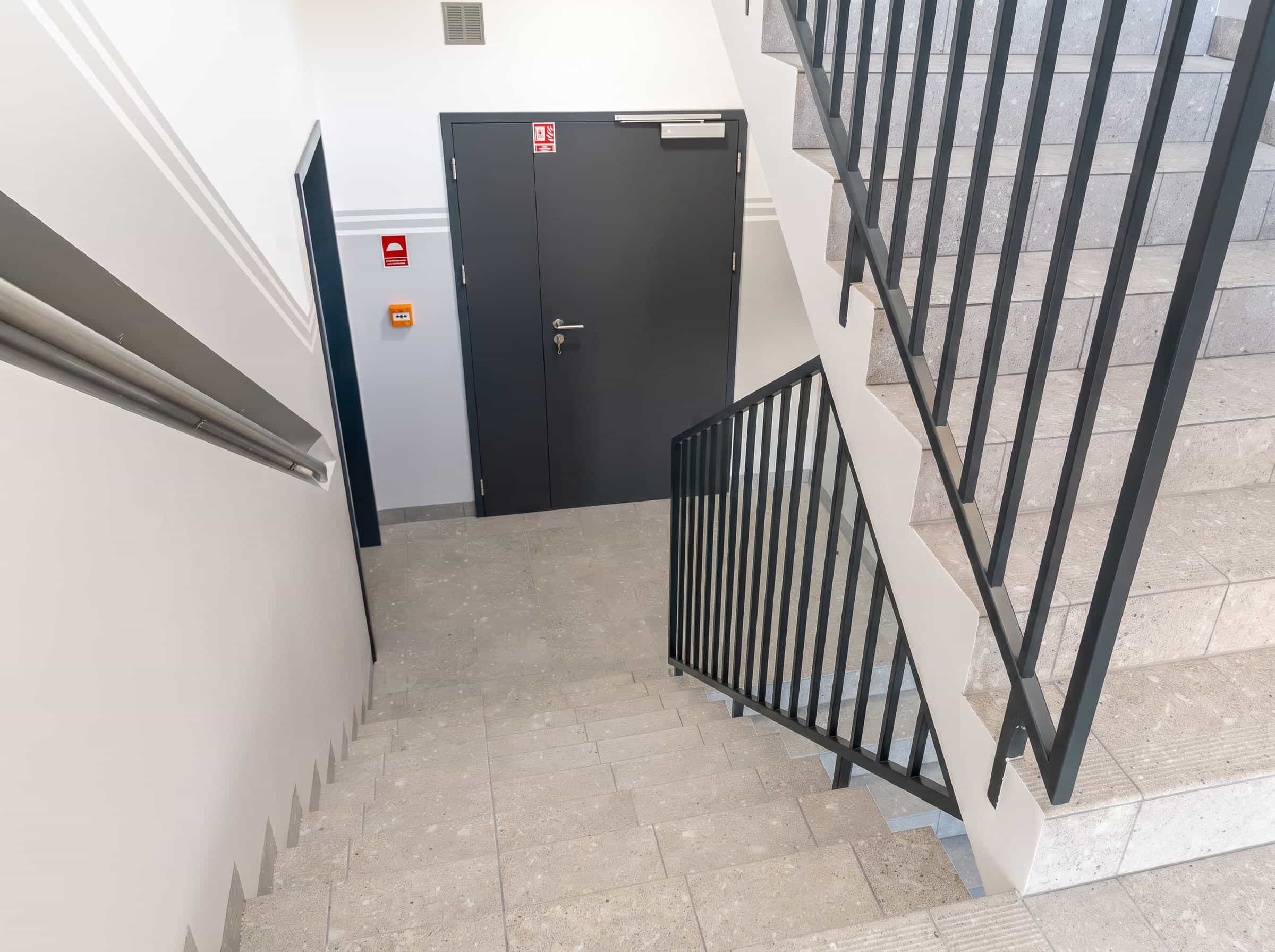 Hotel pracowniczy Karpin - klatka schodowa z drzwiami przeciwpożarowymi Hotel pracowniczy Karpin - klatka schodowa z drzwiami przeciwpożarowymi