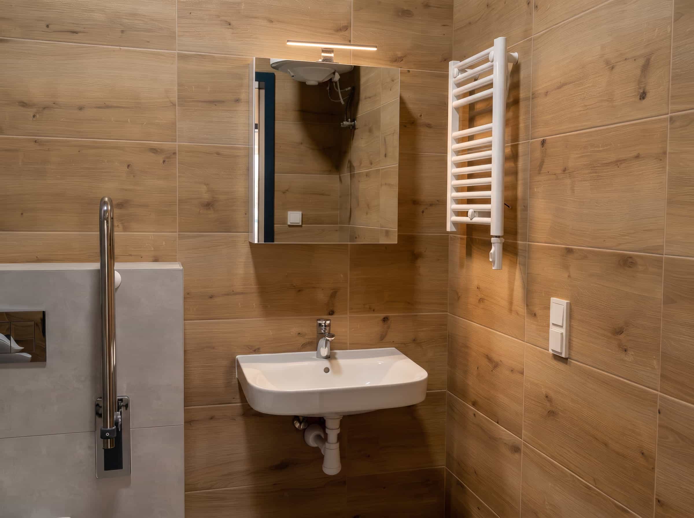 Hotel pracowniczy Karpin - łazienka z umywalką i lustrem Hotel pracowniczy Karpin - łazienka z umywalką i lustrem