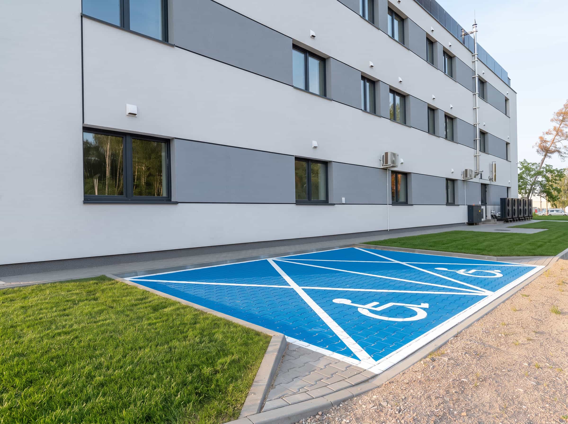 Hotel pracowniczy Karpin - miejsca parkingowe dla niepełnosprawnych Hotel pracowniczy Karpin - miejsca parkingowe dla niepełnosprawnych