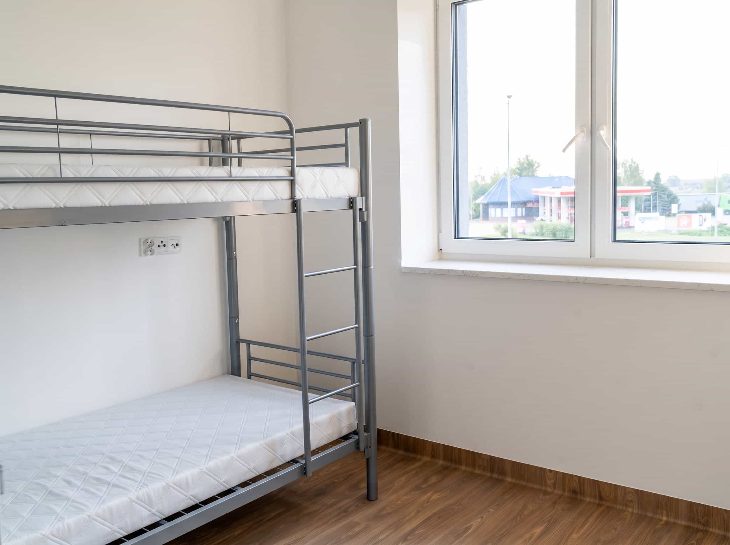 Hotel pracowniczy Karpin - pokój z łóżkiem piętrowym i oknem Hotel pracowniczy Karpin - pokój z łóżkiem piętrowym i oknem