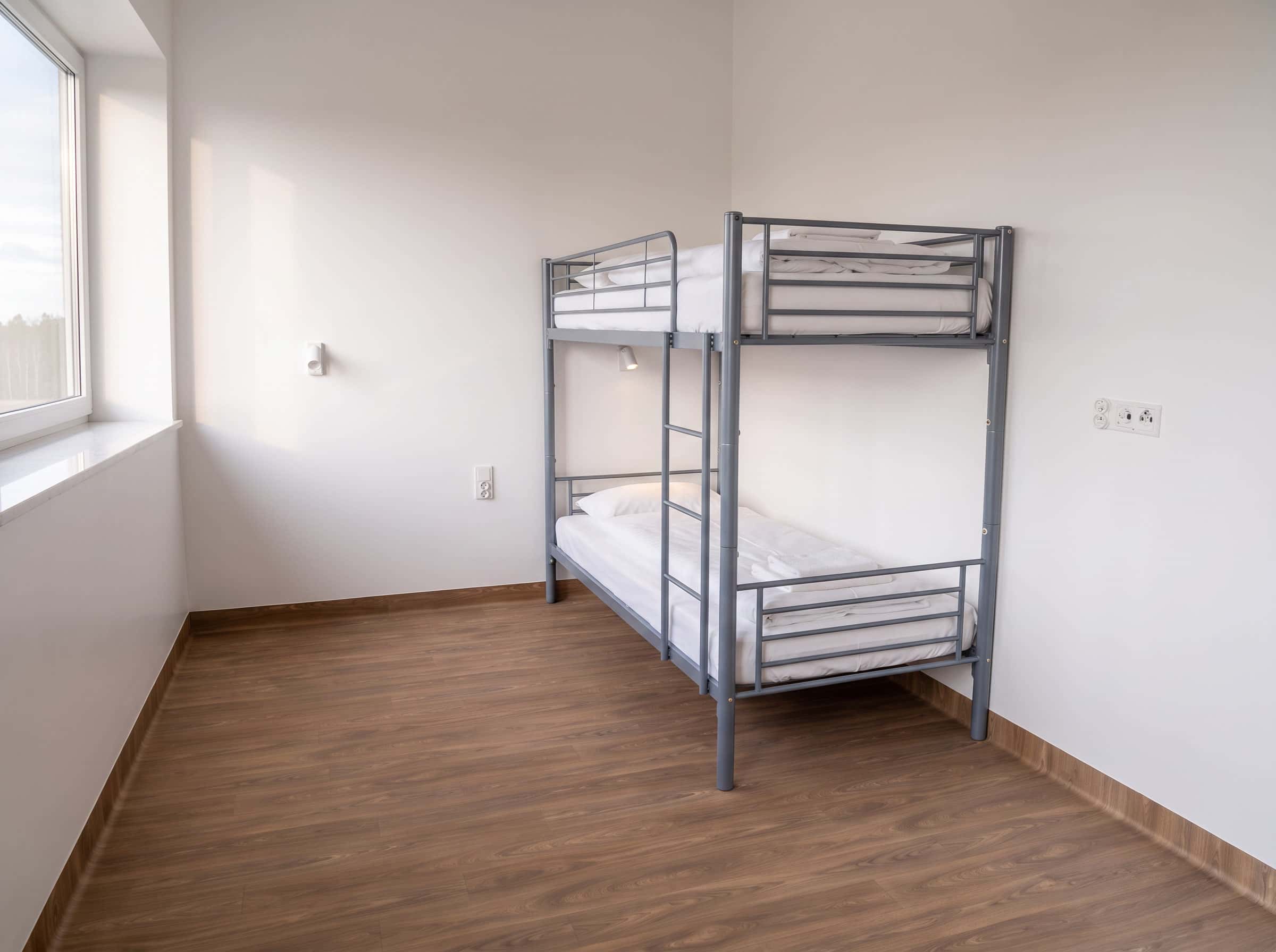 Hotel pracowniczy Karpin - pokój z łóżkiem piętrowym i pościelą Hotel pracowniczy Karpin - pokój z łóżkiem piętrowym i pościelą