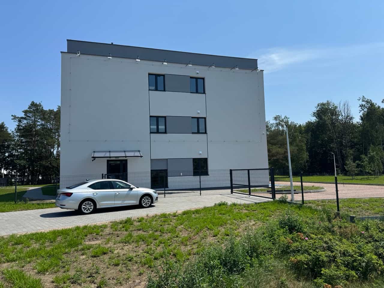 Hotel pracowniczy Karpin - wejście do budynku i parking Hotel pracowniczy Karpin - wejście do budynku i parking