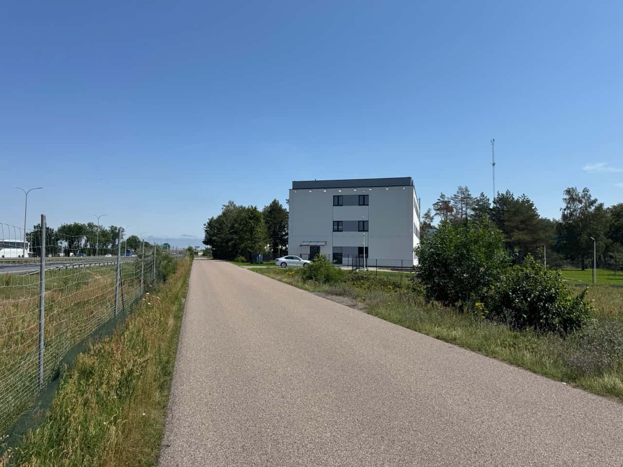 Hotel Pracowniczy Karpin - widok od strony trasy S8 Hotel pracowniczy Karpin - widok od strony trasy S8