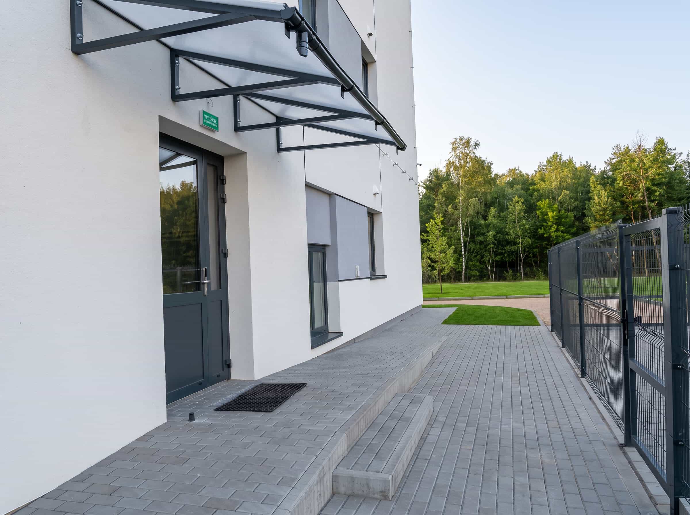 Hotel pracowniczy Karpin - wyjście ewakuacyjne i chodnik wzdłuż budynku Hotel pracowniczy Karpin - wyjście ewakuacyjne i chodnik wzdłuż budynku